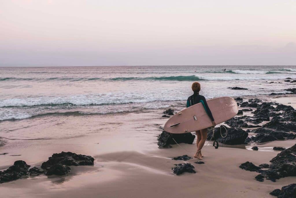 best places to learn to surf in australia byron bay