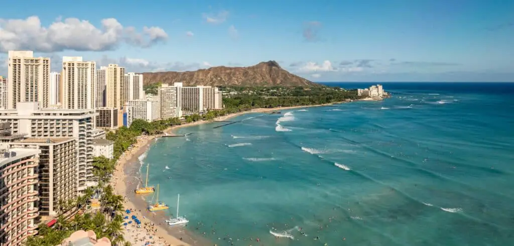 best places to learn to surf in hawaii - queens and canoes